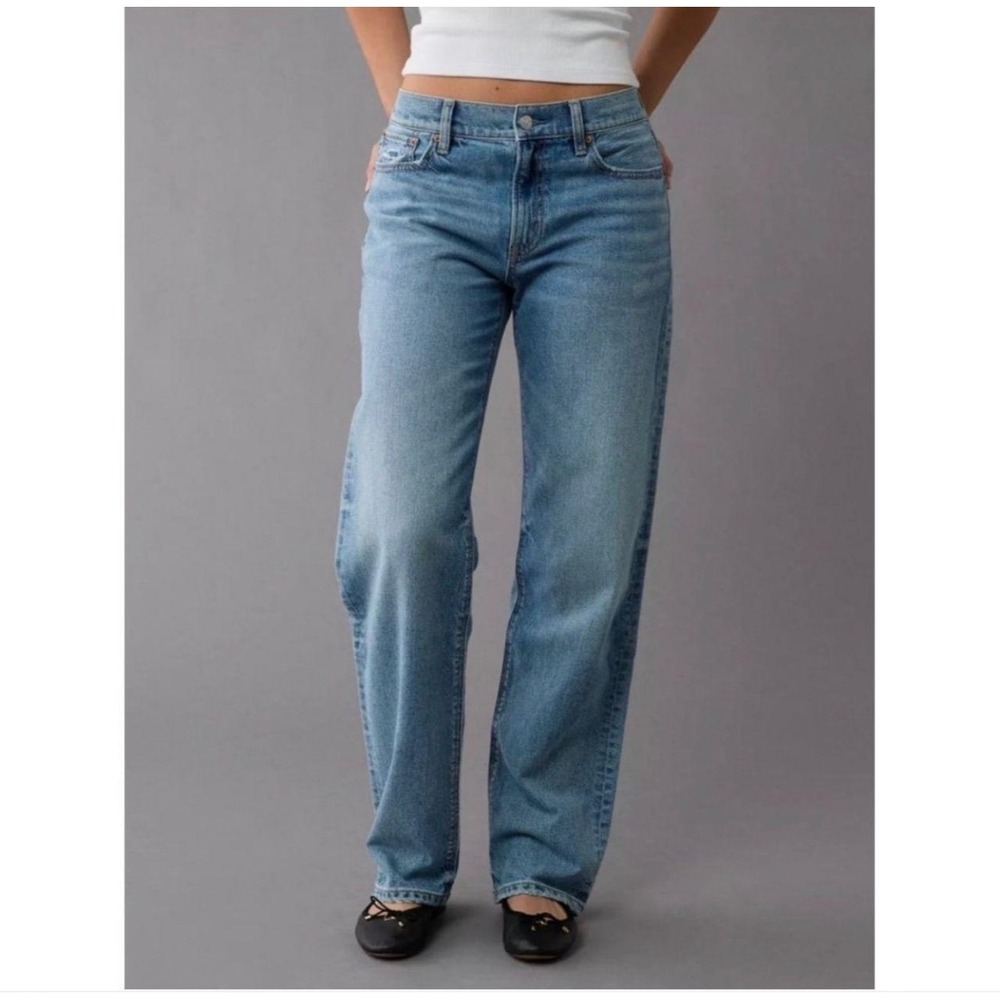 American Eagle Ex-Boyfriend Strigid Light Wash Relaxed Straight Jeans Womens 4R - Picture 1 of 16